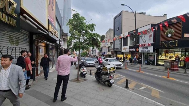Foto - Arı baskını! Vatandaşlar kaçacak yer aradı