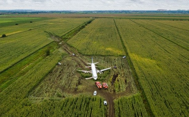 Foto - Arızalanan uçağı tarlaya indirip 167 kişiyi kurtaran pilotla ilgili skandal karar! Böylesi görülmedi