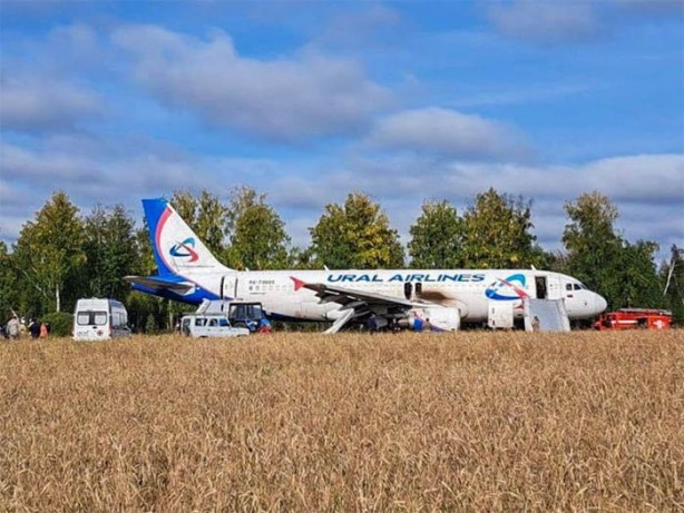 Foto - Arızalanan uçağı tarlaya indirip 167 kişiyi kurtaran pilotla ilgili skandal karar! Böylesi görülmedi