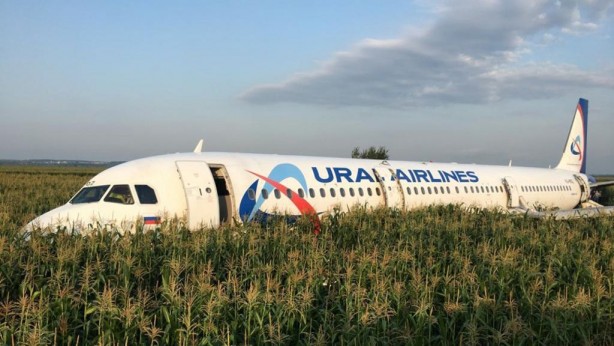 Foto - Arızalanan uçağı tarlaya indirip 167 kişiyi kurtaran pilotla ilgili skandal karar! Böylesi görülmedi