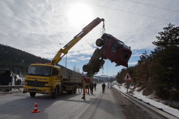 Foto - Arızalanıp geriye kayan tır çarptı! Ölü ve yaralılar var