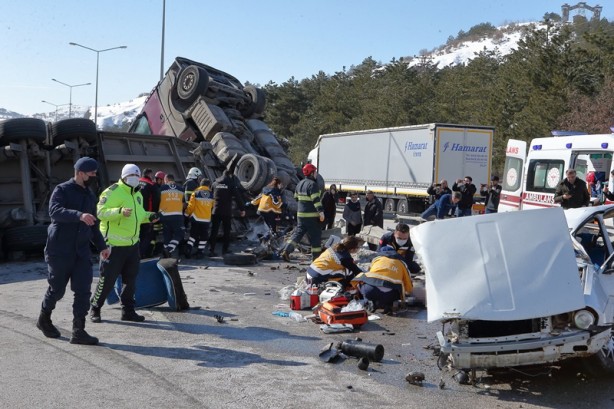 Foto - Arızalanıp geriye kayan tır çarptı! Ölü ve yaralılar var