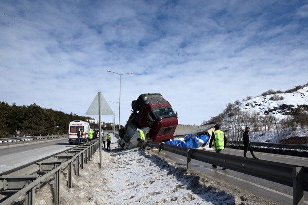 Foto - Arızalanıp geriye kayan tır çarptı! Ölü ve yaralılar var