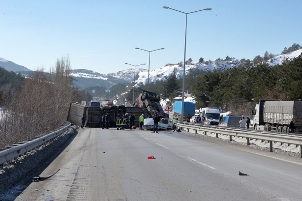 Foto - Arızalanıp geriye kayan tır çarptı! Ölü ve yaralılar var
