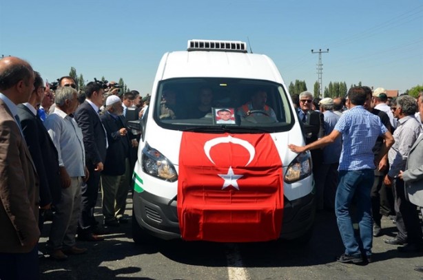 Foto - Arkadaşlarının omuzlarında uğurlandı