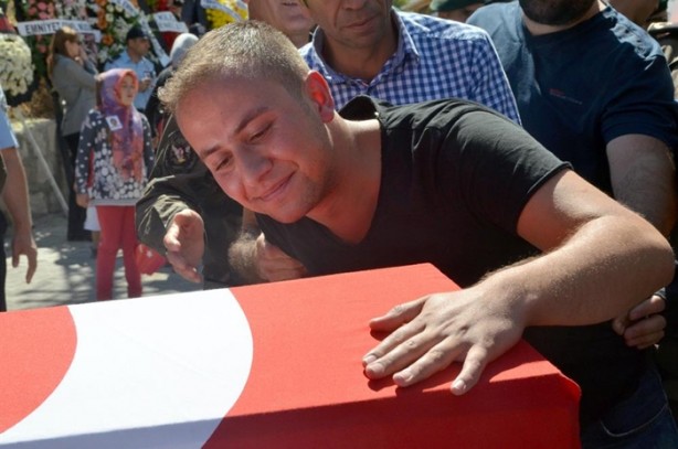 Foto - Arkadaşlarının omuzlarında uğurlandı