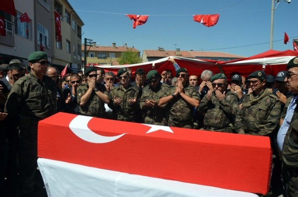 Foto - Arkadaşlarının omuzlarında uğurlandı