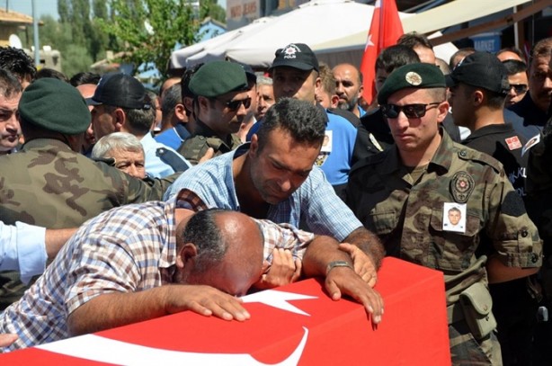 Foto - Arkadaşlarının omuzlarında uğurlandı