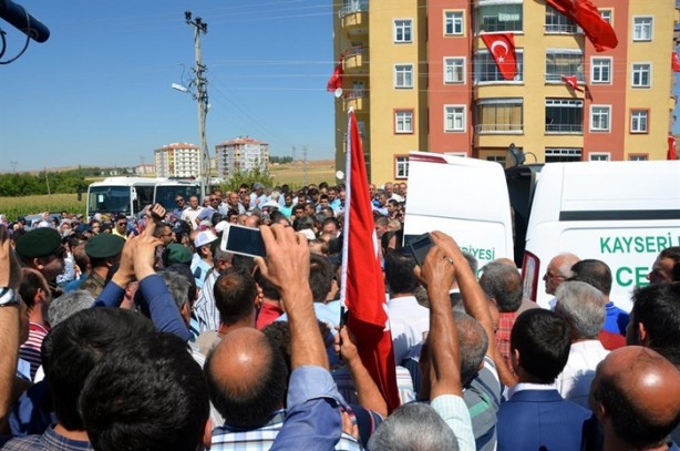 Foto - Arkadaşlarının omuzlarında uğurlandı