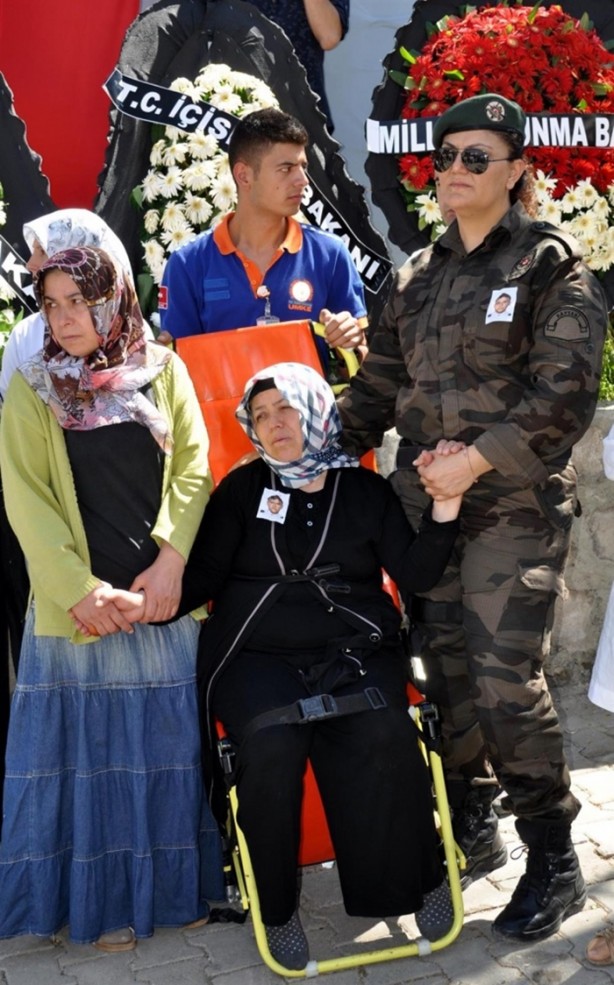 Arkadaşlarının omuzlarında uğurlandı