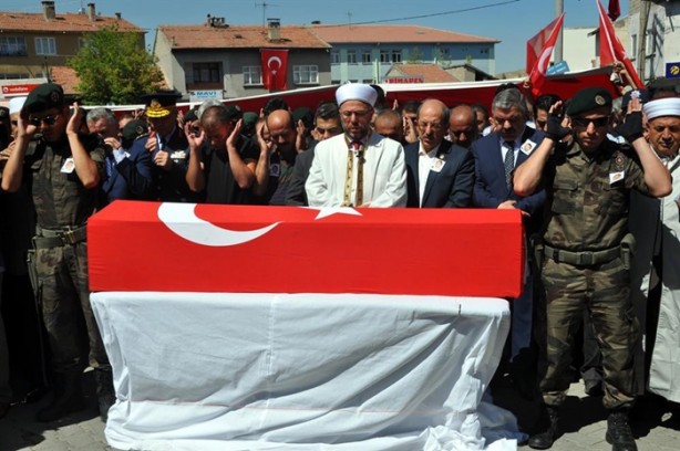 Foto - Arkadaşlarının omuzlarında uğurlandı