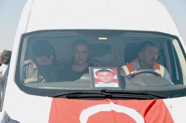 Foto - Arkadaşlarının omuzlarında uğurlandı