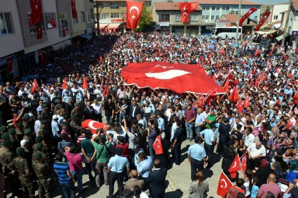 Foto - Arkadaşlarının omuzlarında uğurlandı