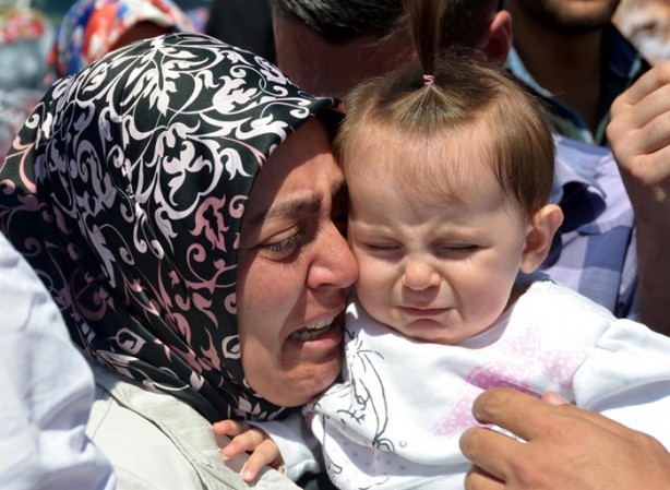 Foto - Arkadaşlarının omuzlarında uğurlandı