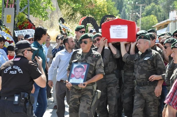 Foto - Arkadaşlarının omuzlarında uğurlandı