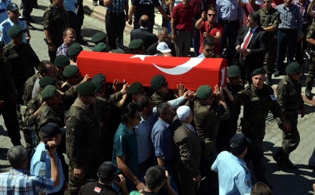 Foto - Arkadaşlarının omuzlarında uğurlandı