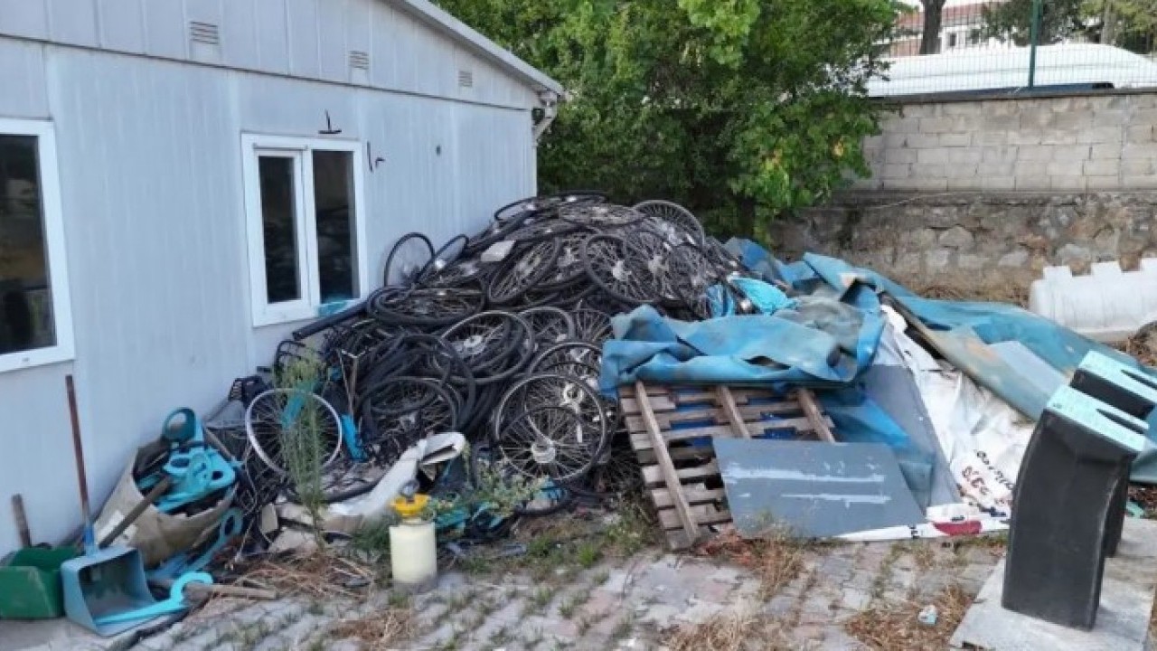 Foto - Ekrem arkasında harabe bıraktı: Milyonlarca lira çöp oldu!