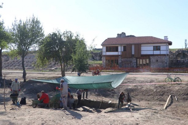 Foto - Arkeologlar bunu hiç ama hiç beklemiyordu! 'Kadın, hep aynı kadın' diyerek gösterdiler! Meğer 2 bin yıl öncesinde bile varmış! Olacak iş değil
