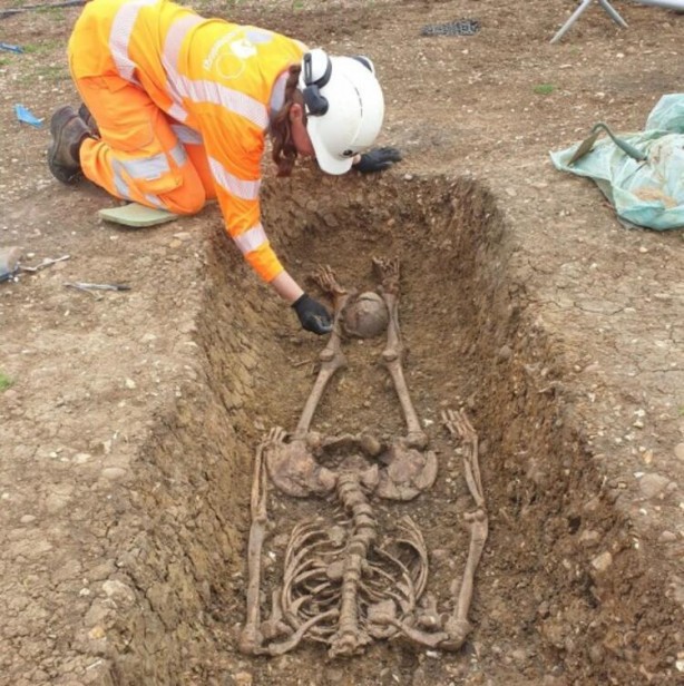 Foto - Arkeologlar şok oldu! Topraktan altınla birlikte fışkırdılar...