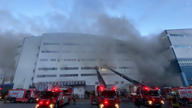 Foto - Arnavutköy Akpınar Sanayi Bölgesi’nde 4 katlı cam üretim fabrikasında yangın