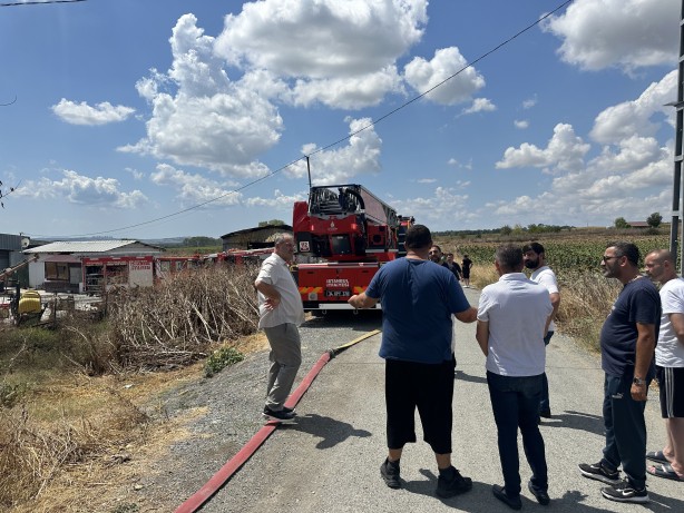 Foto - Arnavutköy'de boya deposunda yangın