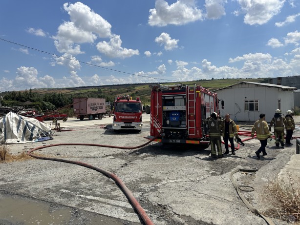 Arnavutköy'de boya deposunda yangın