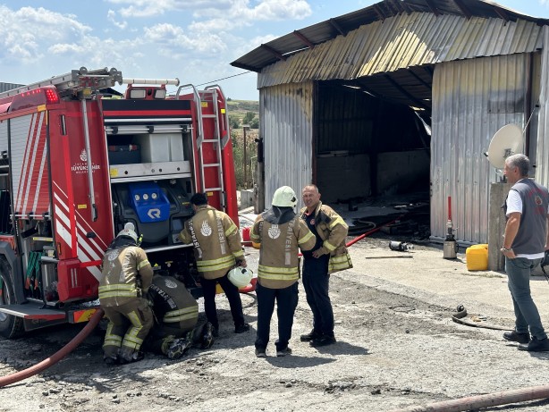 Foto - Arnavutköy'de boya deposunda yangın
