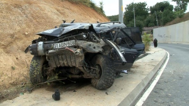 Foto - Arnavutköy’de feci kazada bariyerleri aşıp alt yola uçtu