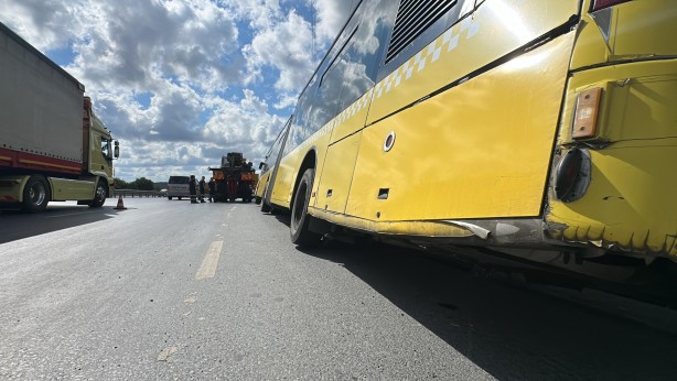 Foto - Arnavutköy’de İETT otobüsü su gideri kanalına düştü