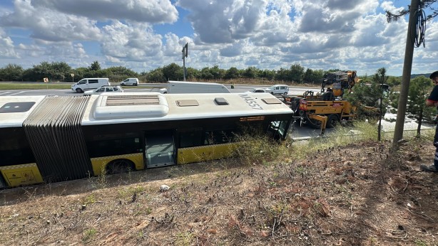 Foto - Arnavutköy’de İETT otobüsü su gideri kanalına düştü