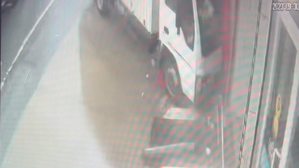 Foto - Arnavutköy'de kamyonet büfeye çarptı; o anlar kamerada