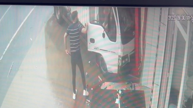 Foto - Arnavutköy'de kamyonet büfeye çarptı; o anlar kamerada