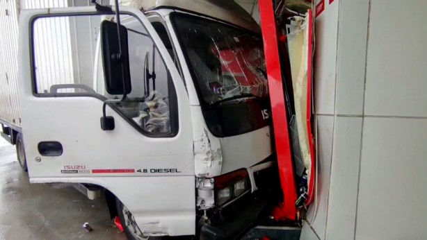 Foto - Arnavutköy'de kamyonet büfeye çarptı; o anlar kamerada