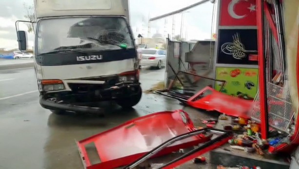 Foto - Arnavutköy'de kamyonet büfeye çarptı; o anlar kamerada