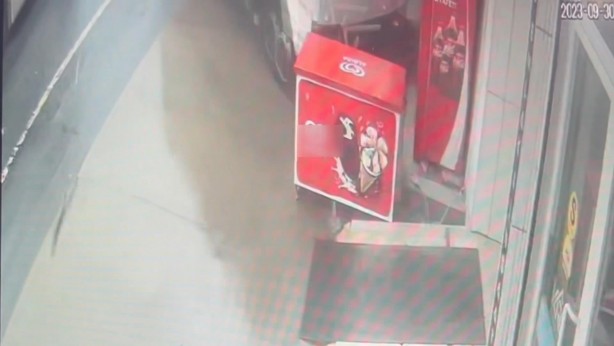 Arnavutköy'de kamyonet büfeye çarptı; o anlar kamerada