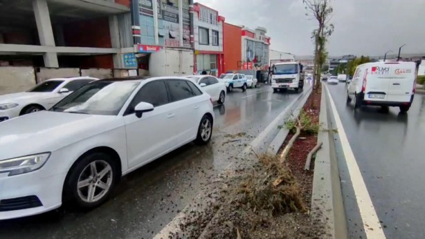 Foto - Arnavutköy'de kamyonet büfeye çarptı; o anlar kamerada