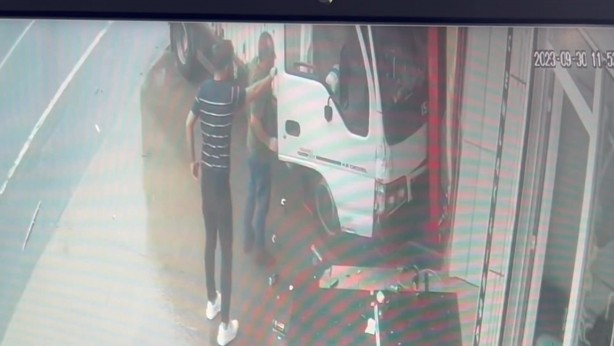 Foto - Arnavutköy'de kamyonet büfeye çarptı; o anlar kamerada