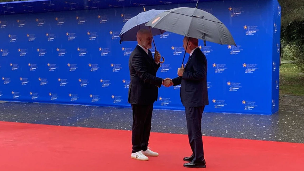 Foto - Arnavutluk Başbakanı Edi Rama’nın ayakkabıları… Başkan Erdoğan espriyi patlattı