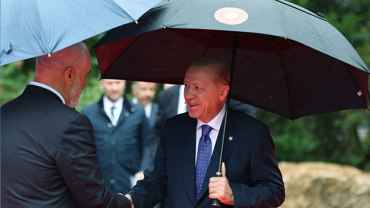 Foto - Arnavutluk Başbakanı Edi Rama’nın ayakkabıları… Başkan Erdoğan espriyi patlattı