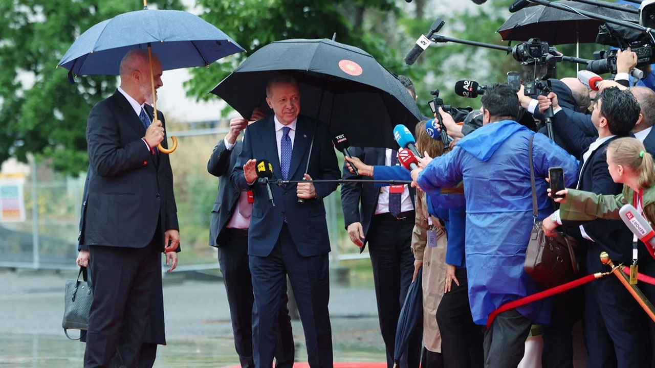 Foto - Arnavutluk Başbakanı Edi Rama’nın ayakkabıları… Başkan Erdoğan espriyi patlattı