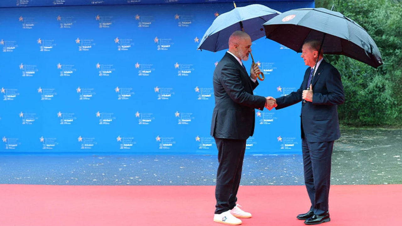 Foto - Arnavutluk Başbakanı Edi Rama’nın ayakkabıları… Başkan Erdoğan espriyi patlattı