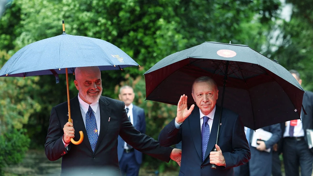 Foto - Arnavutluk Başbakanı Edi Rama’nın ayakkabıları… Başkan Erdoğan espriyi patlattı