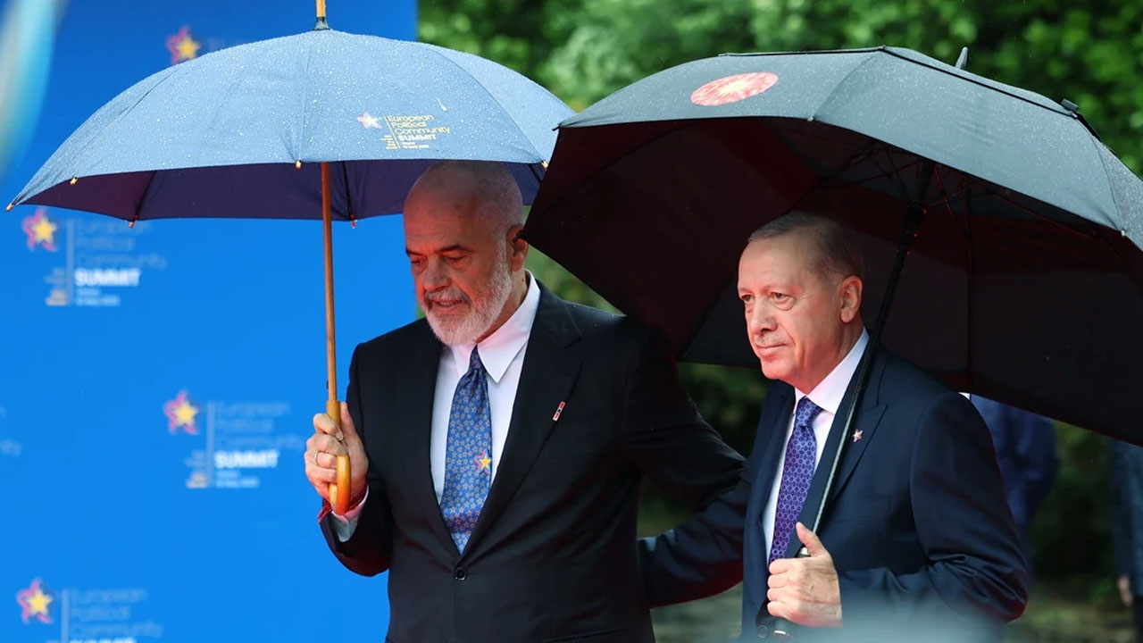 Foto - Arnavutluk Başbakanı Edi Rama’nın ayakkabıları… Başkan Erdoğan espriyi patlattı