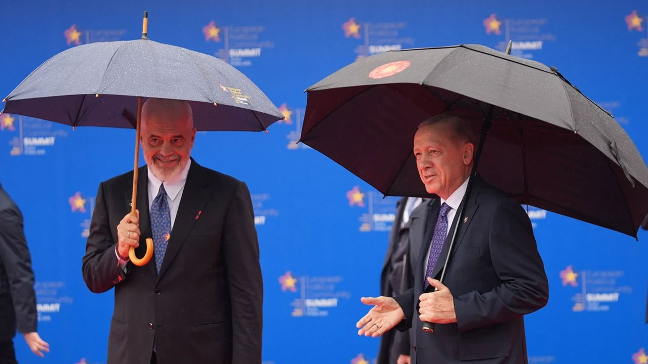 Foto - Arnavutluk Başbakanı Edi Rama’nın ayakkabıları… Başkan Erdoğan espriyi patlattı