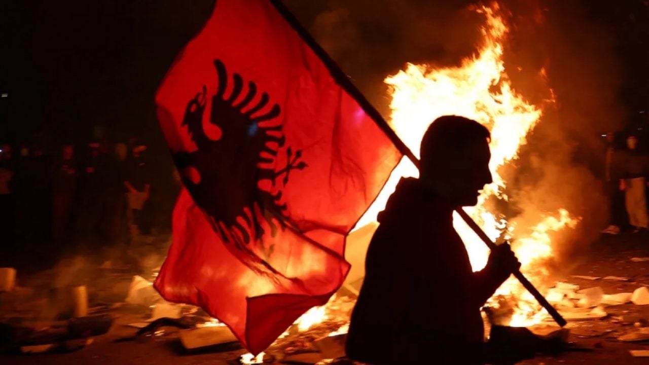 Foto - Arnavutluk karıştı! Protestocular hükümet binalarını ateşe verdi