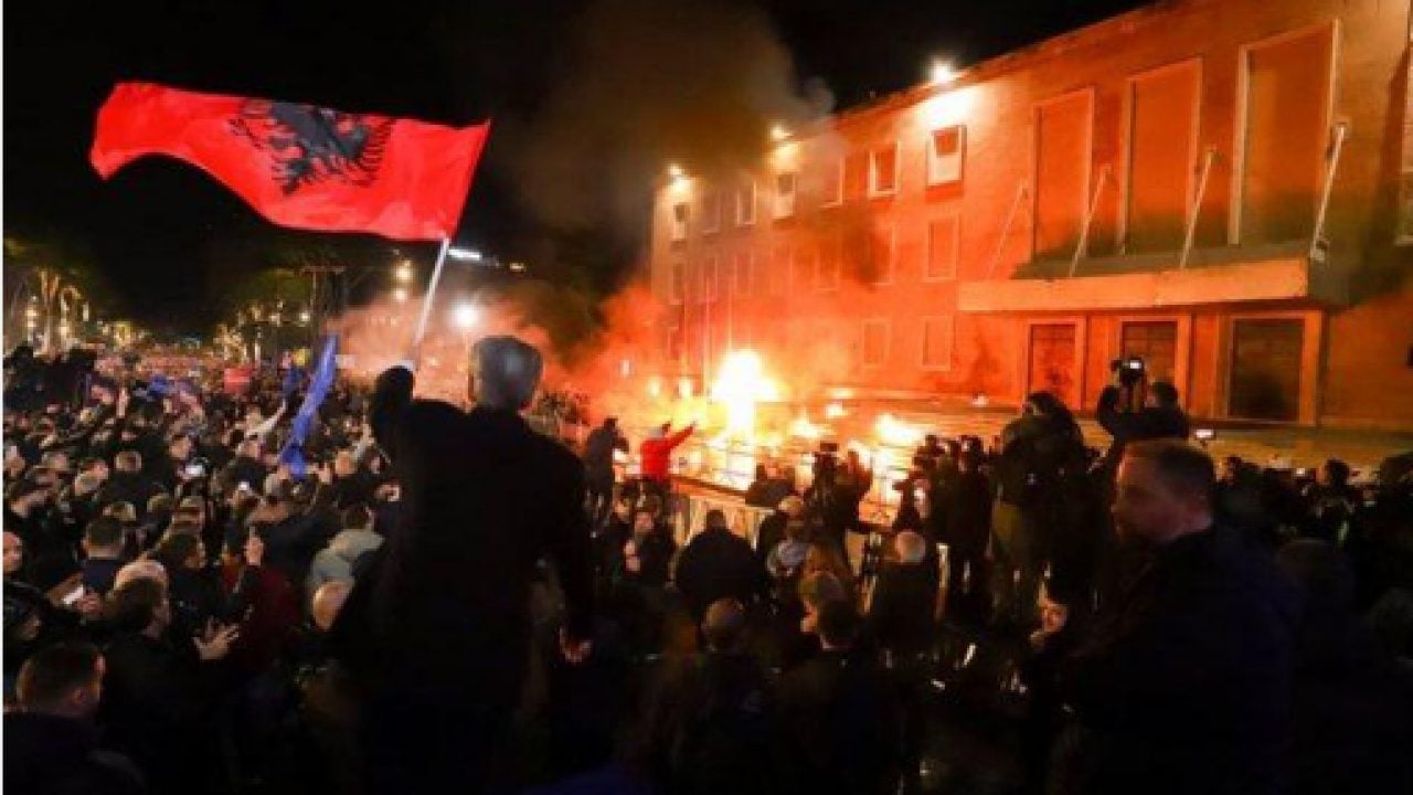 Foto - Arnavutluk karıştı! Protestocular hükümet binalarını ateşe verdi