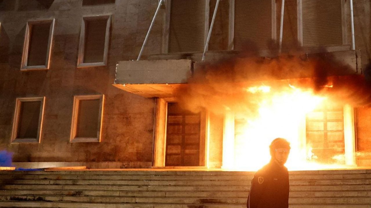 Foto - Arnavutluk karıştı! Protestocular hükümet binalarını ateşe verdi
