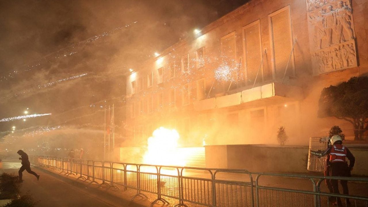 Foto - Arnavutluk karıştı! Protestocular hükümet binalarını ateşe verdi