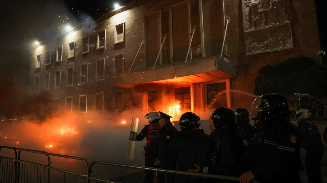 Foto - Arnavutluk karıştı! Protestocular hükümet binalarını ateşe verdi