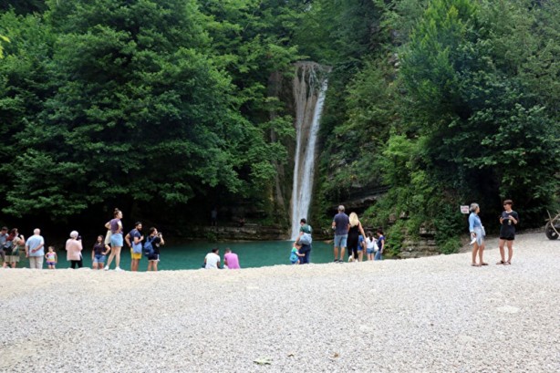Foto - 'Arsa bizim' dedi: Toprak döküp turistik şelale yolunu kapattı